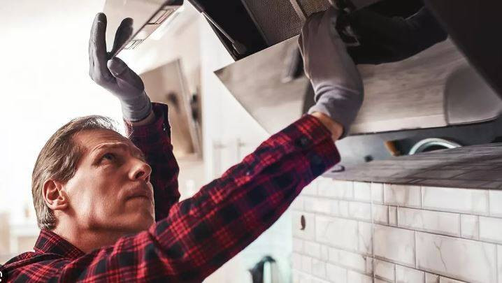 Aspiratörlerdeki yağ lekelerini söküp atıyor! Kaynayan suya 2 şişe eklemeniz yeterli… - Resim: 3